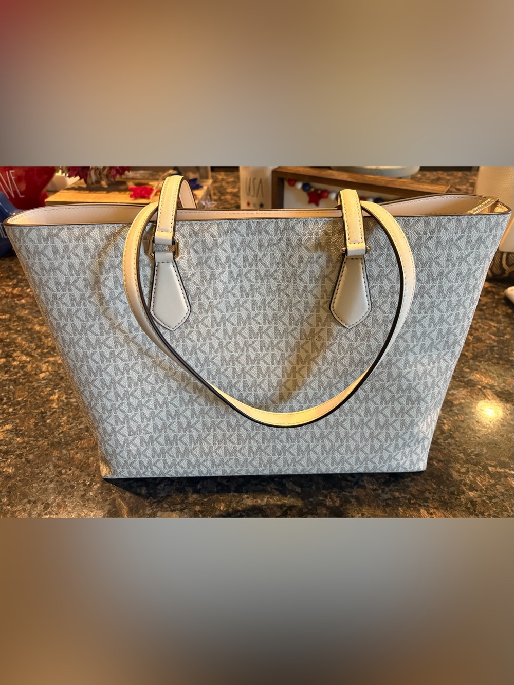 Michael Kors Sheila Large Tote - Picture 2 of 6